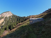 11 Seguiamo il sentierino che sale nei pratoni passando per le Baite di Torcola Vaga